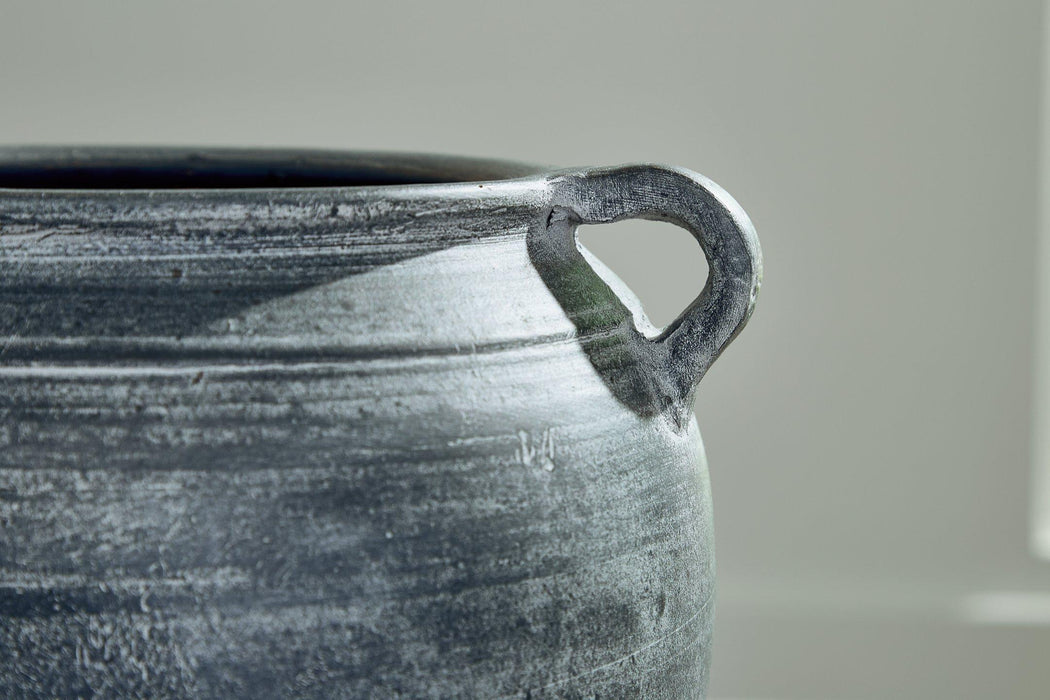 Meadie Vase - U&U Home Budget Furniture (Carteret, NJ)