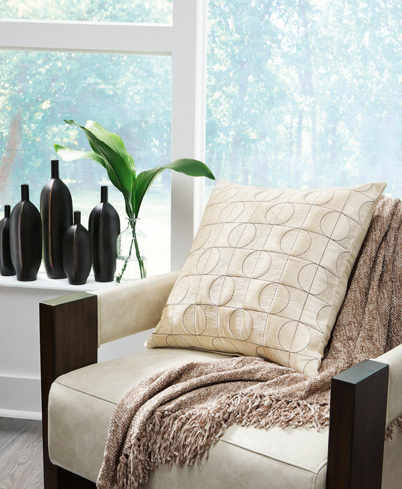 Kydner Pillow (Set of 4) - U&U Home Budget Furniture (Carteret, NJ)